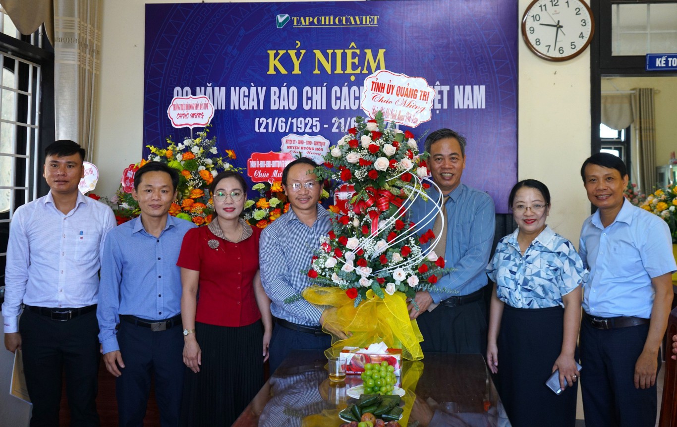 Tỉnh ủy Quảng Trị tặng hoa ch&uacute;c mừng